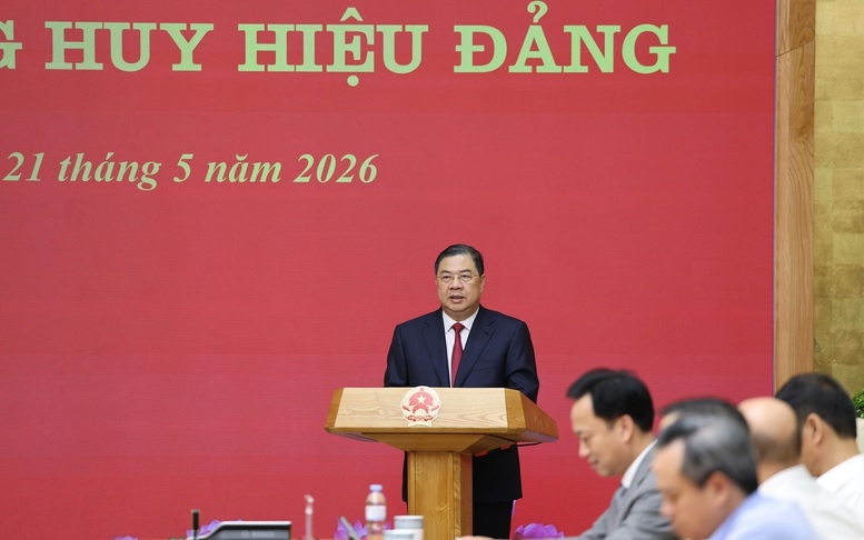 pho thu tuong pham gia tuc trao huy hieu Dang cho dang vien Dang bo chinh phu hinh anh 2