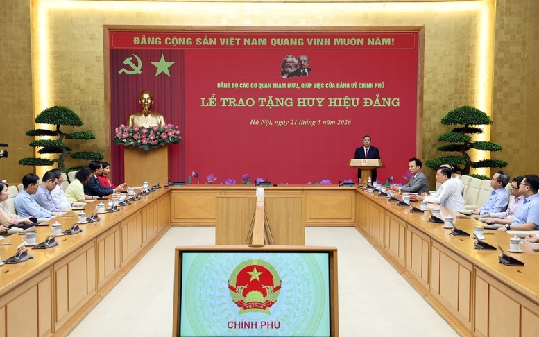 pho thu tuong pham gia tuc trao huy hieu Dang cho dang vien Dang bo chinh phu hinh anh 3