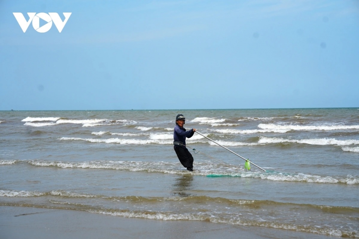 a hardworking day of mini clam diggers along thanh hoa beach picture 9