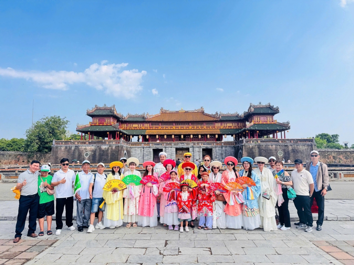 bung no du lich he 2026 xu huong len rung, xuong bien giai nhiet hinh anh 1