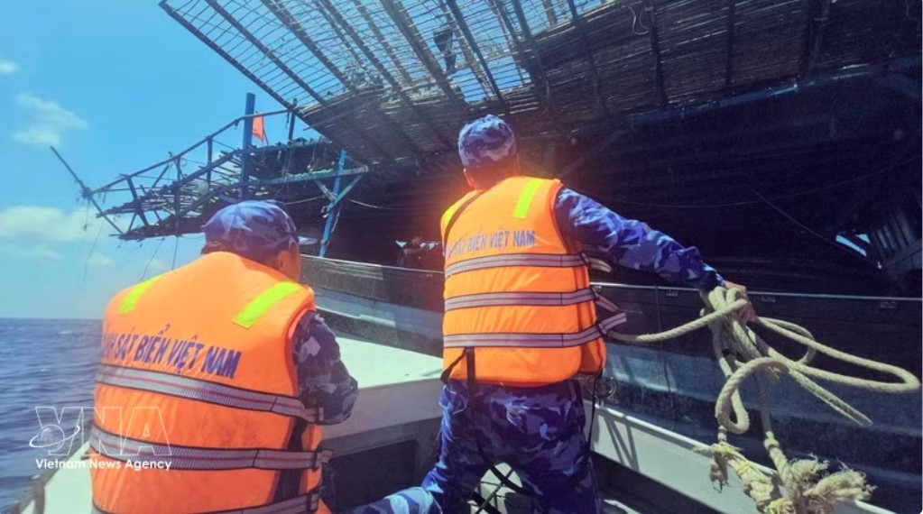 coast guard rescues distressed fishing vessel with 57 fishermen near truong sa picture 1