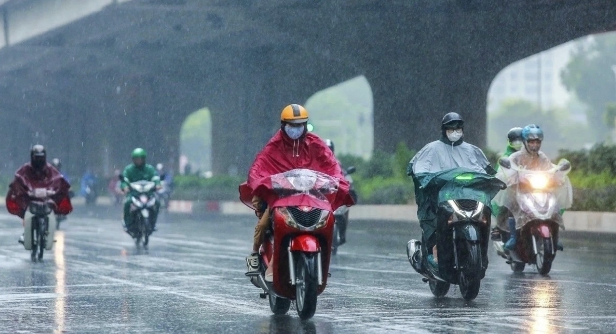 cold air sweeps across northern vietnam, bringing heavy rain and thunderstorms picture 1