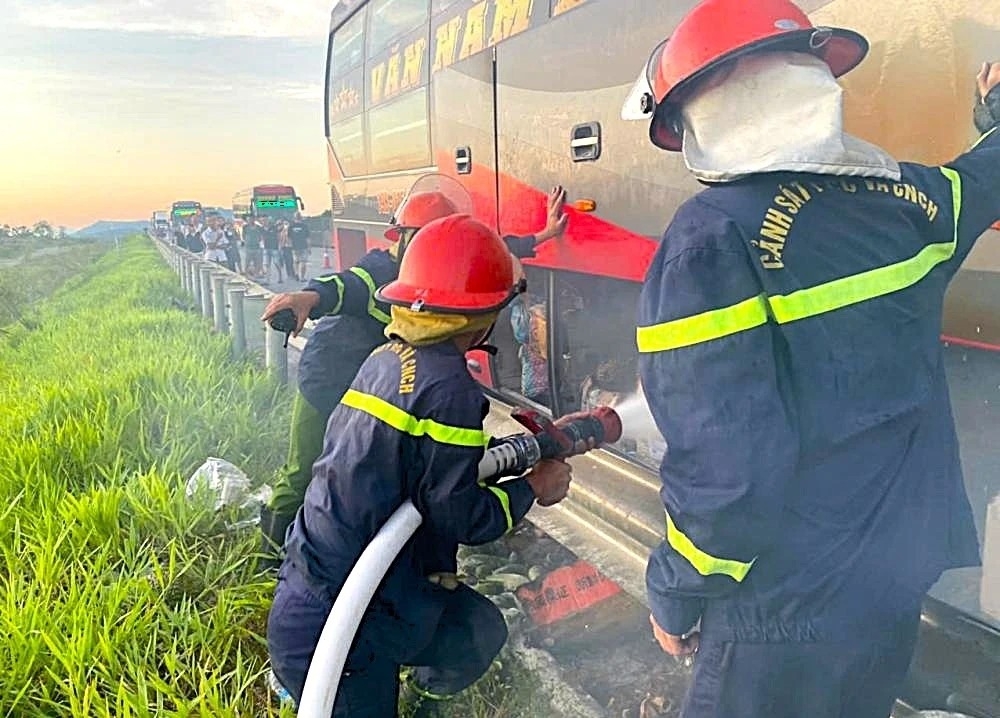 sleeper bus catches fire on expressway, 33 passengers escape safely picture 1