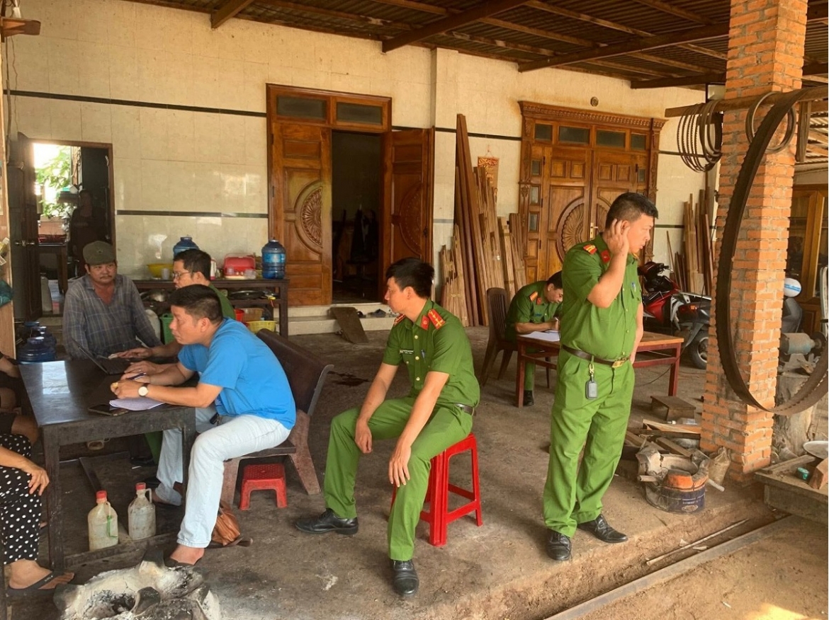 phat hien nguoi dan ong tu vong, tren nguc con cam con dao o lam Dong hinh anh 1