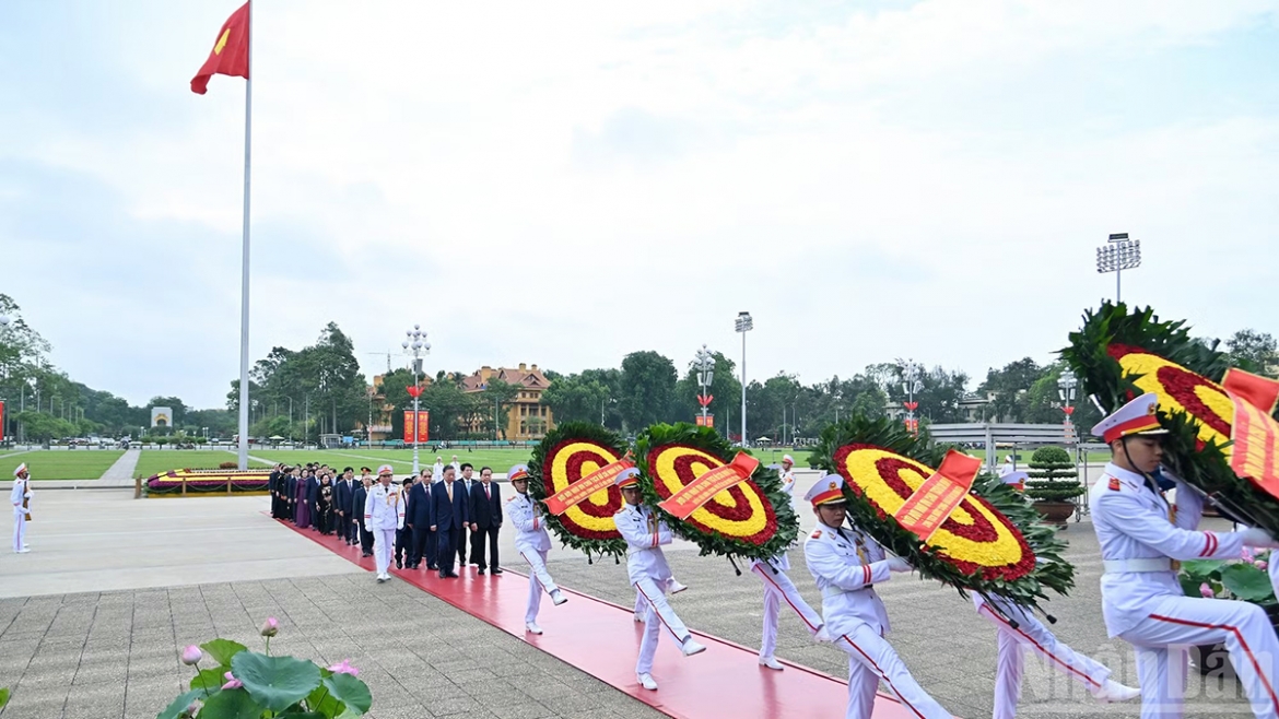 leaders pay tribute to president ho chi minh on his 136th birth anniversary picture 1