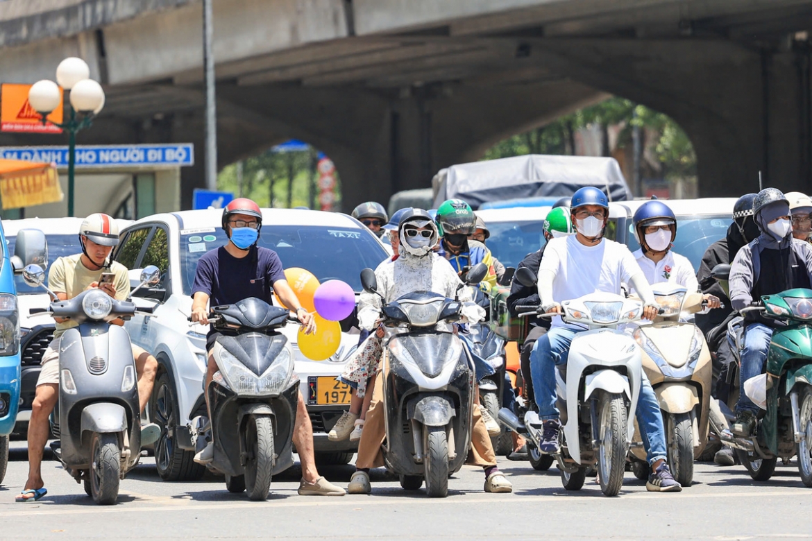 northern, central vietnam endure peak heatwave as temperatures exceed 40 c picture 1