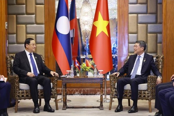 lao, vietnamese pms discuss strengthening bilateral ties picture 1