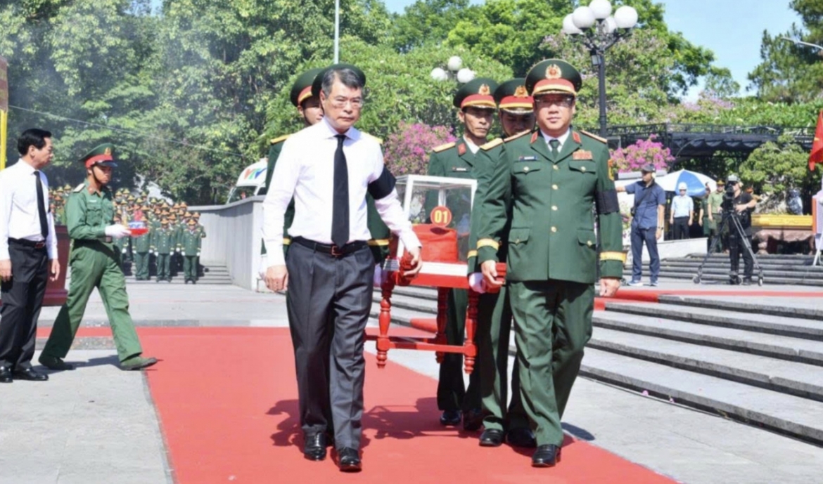 pm attends memorial and reburial ceremony for vietnamese martyrs fallen in laos picture 3