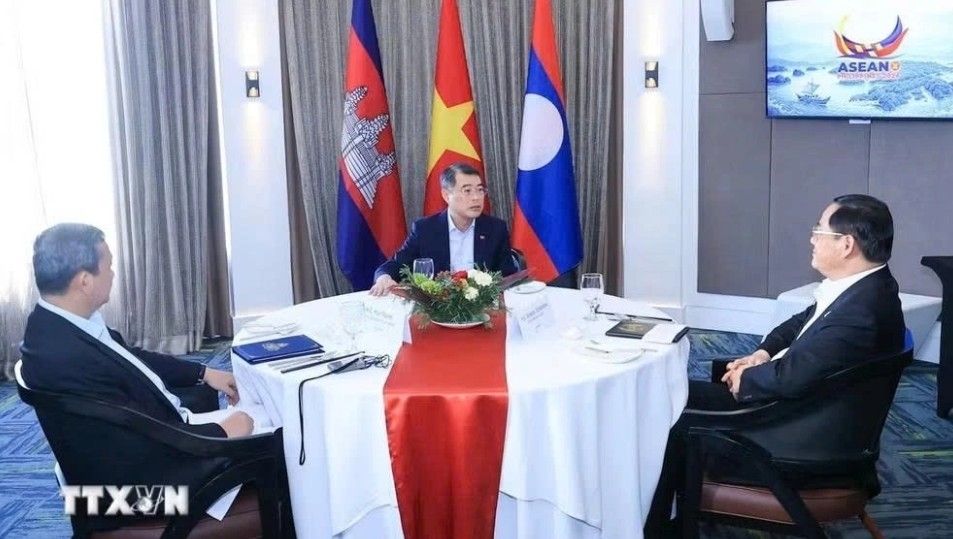 pm hung holds breakfast meeting with cambodian and lao counterparts picture 2