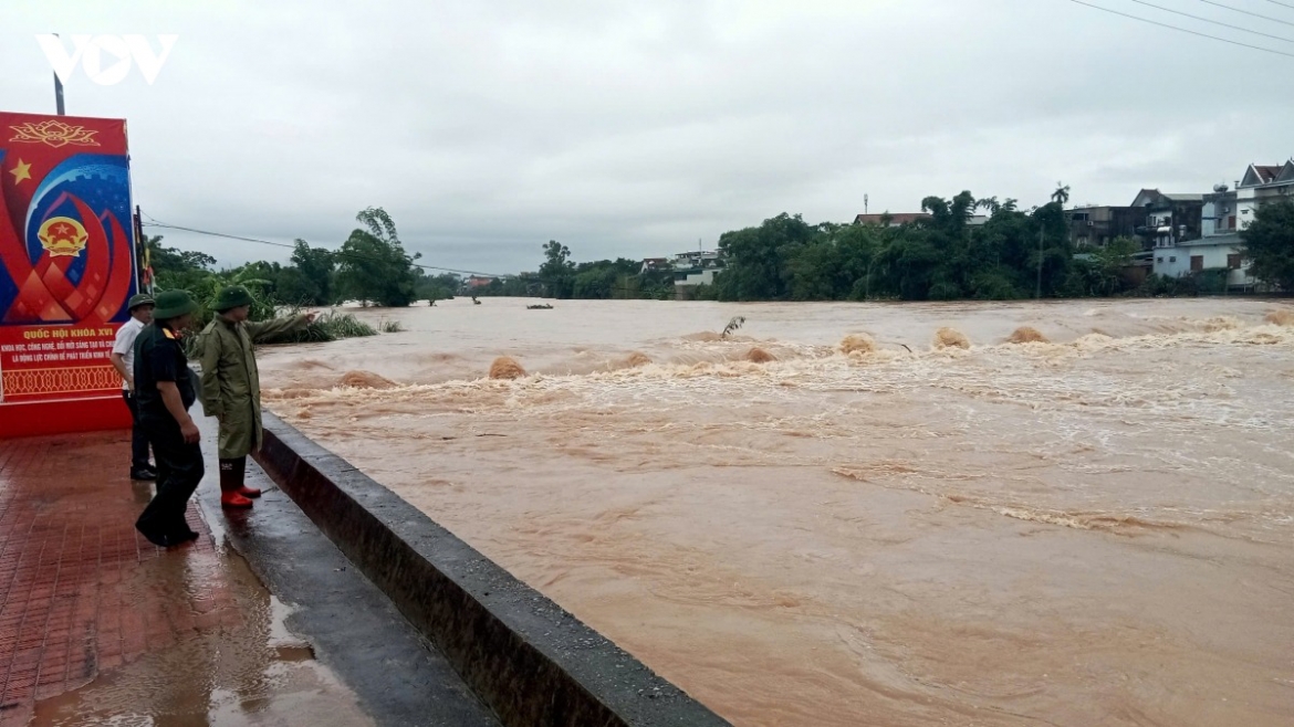 northern vietnam hit by rare mid-may downpours, rainfall exceeds 300mm picture 1