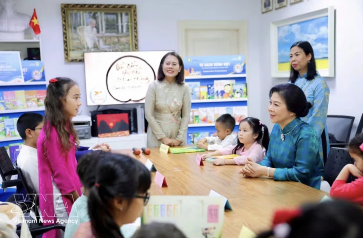top leader s spouse visits vietnamese language class in singapore picture 1