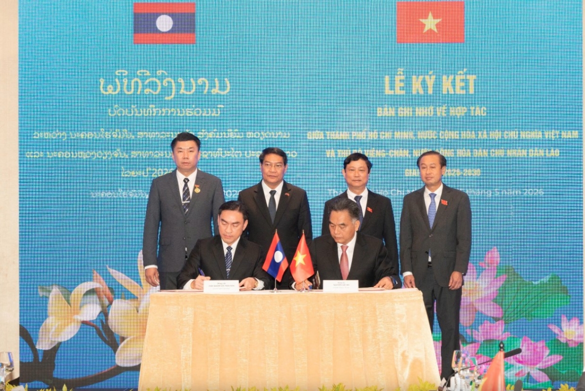 hcm city, vientiane sign new pact to enhance political, economic, cultural ties picture 1
