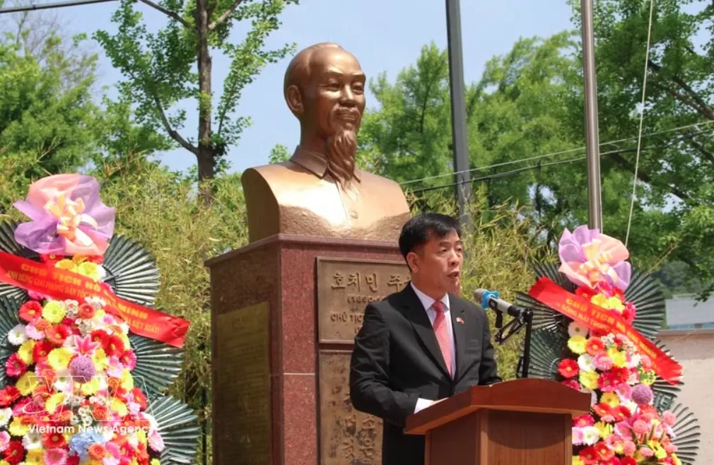 president ho chi minh honoured in rok on 136th birth anniversary picture 1