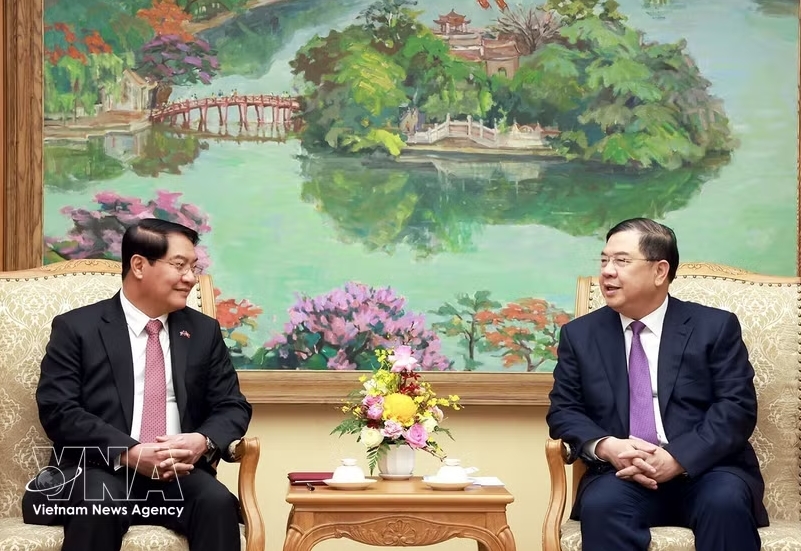 standing deputy pm receives vientiane capital s leader picture 1