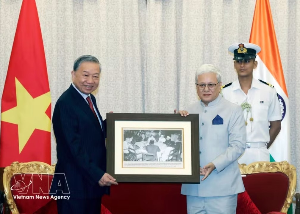 top vietnamese leader receives governor of india s maharashtra state picture 1