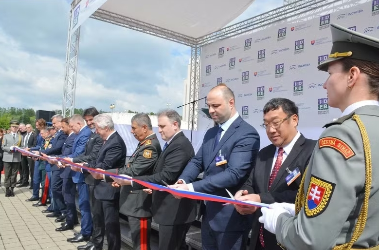 vietnam attends international defence, security exhibition in slovakia picture 1
