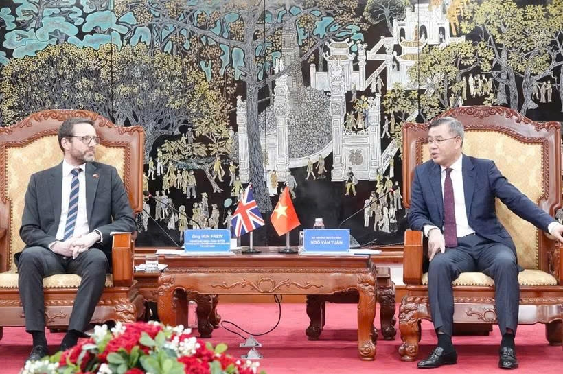 vietnam seeks to promote cooperation with uk in financial centre development picture 1
