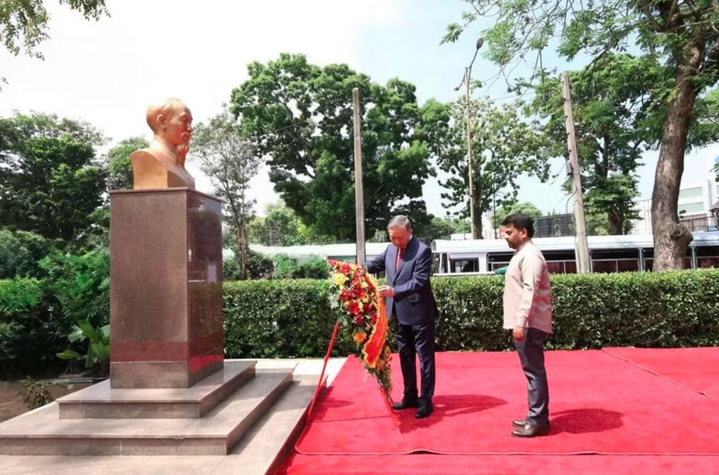 top leader of vietnam lays flowers at president ho chi minh statue in sri lanka picture 1