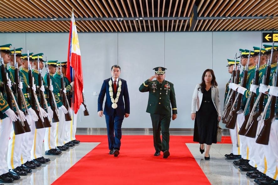 pm le minh hung arrives in philippines for 48th asean summit picture 1