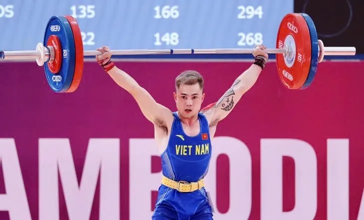 vietnam shine at asian weightlifting championships, surpass several strong nations picture 1