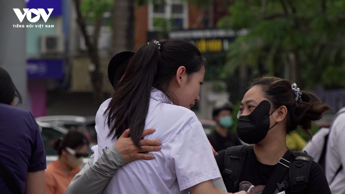 Thi lớp 10: Khi áp lực "vượt vũ môn" hóa thành nụ cười và giọt nước mắt hạnh phúc