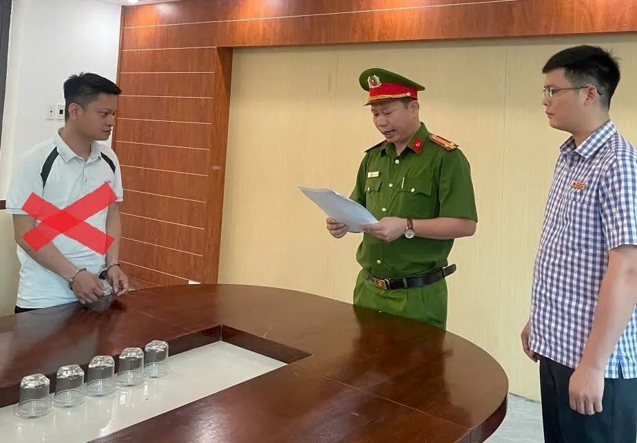 bat nguyen can bo ban giai phong mat bang lua dao chiem doat tai san hinh anh 1