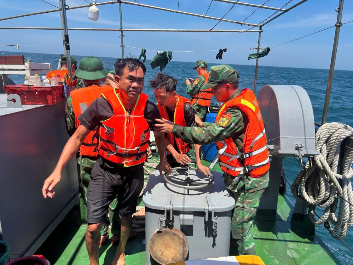 cuu nan thanh cong tat ca ngu dan tren tau gap nan o vung bien hai phong hinh anh 2