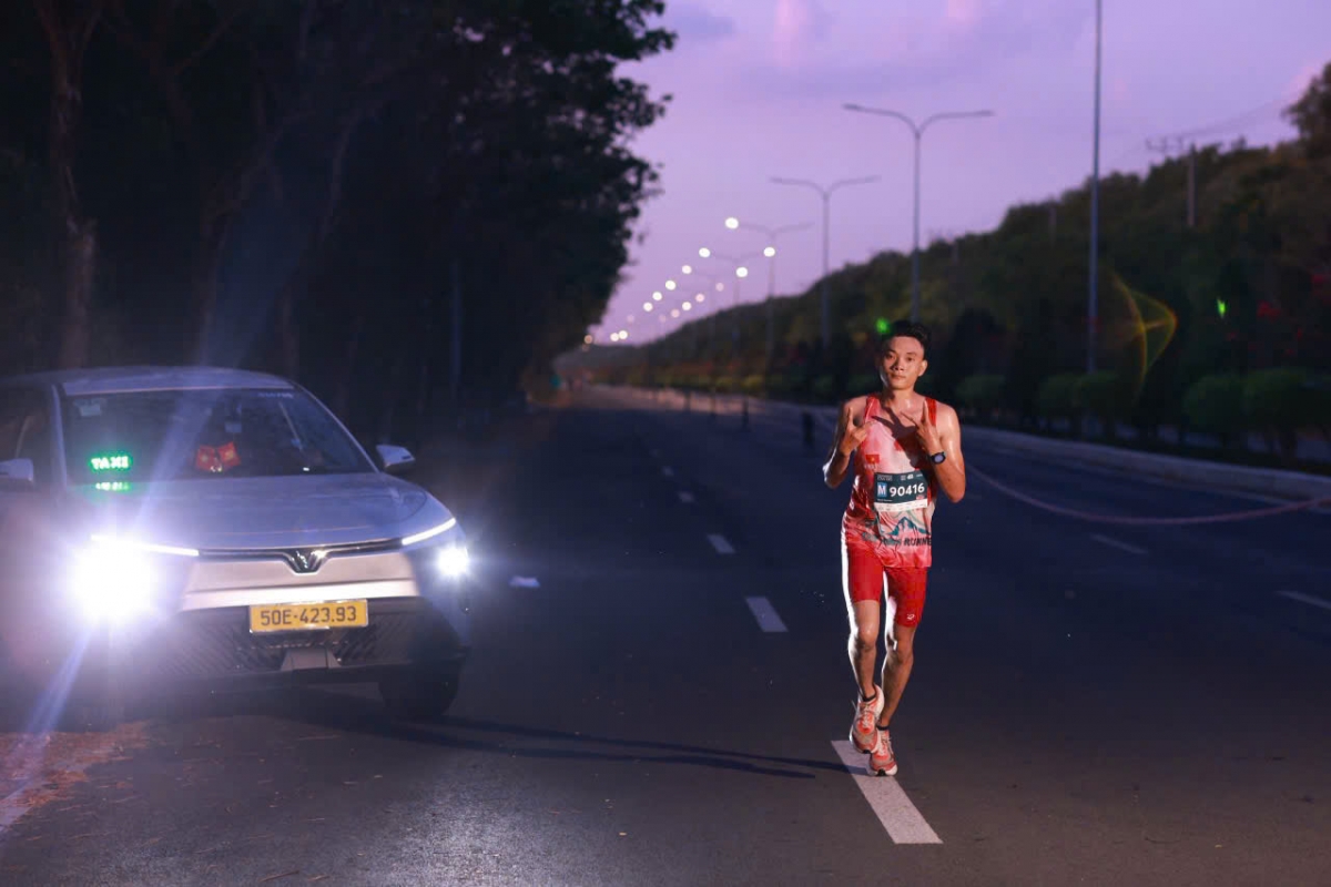 khoanh khac dang nho cua xe dien vinfast o vnexpress marathon green paradise 2026 hinh anh 10