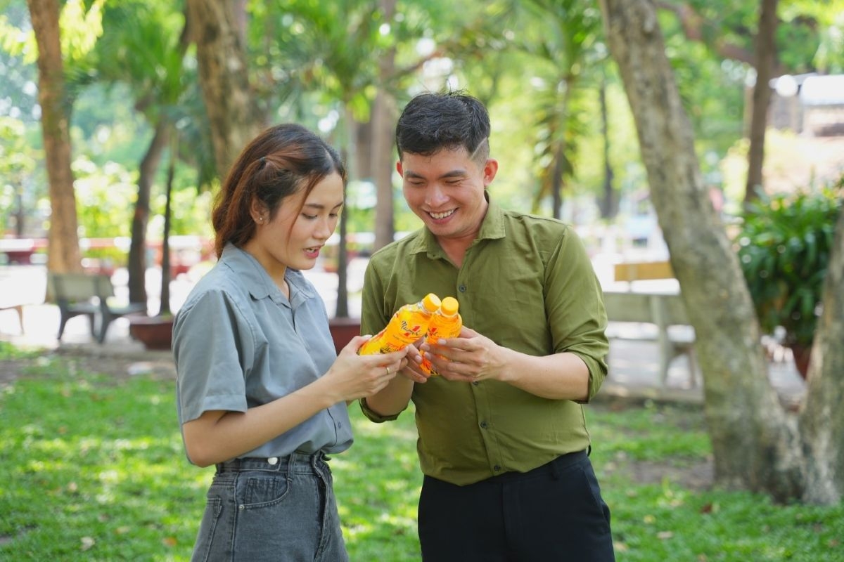 nang nong gia tang, nhieu nguoi nan lai xe nhan chai nuoc de nhan thuong hinh anh 1