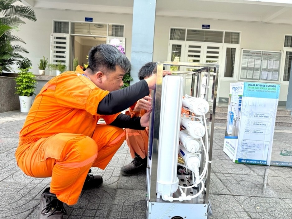 cong ty eps ban giao cong trinh thanh nien nuoc sach cho em hinh anh 2