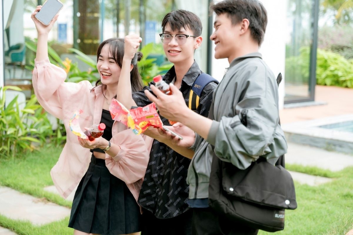 nang nong gia tang, nhieu nguoi nan lai xe nhan chai nuoc de nhan thuong hinh anh 2