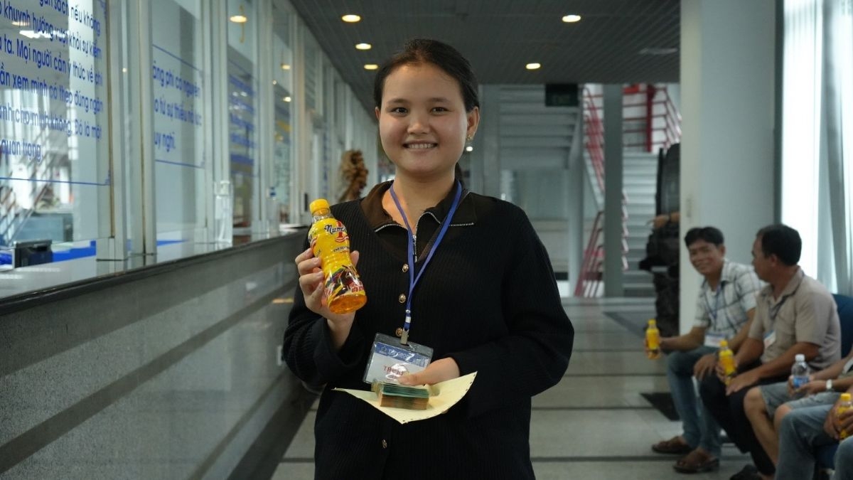 nang nong gia tang, nhieu nguoi nan lai xe nhan chai nuoc de nhan thuong hinh anh 4