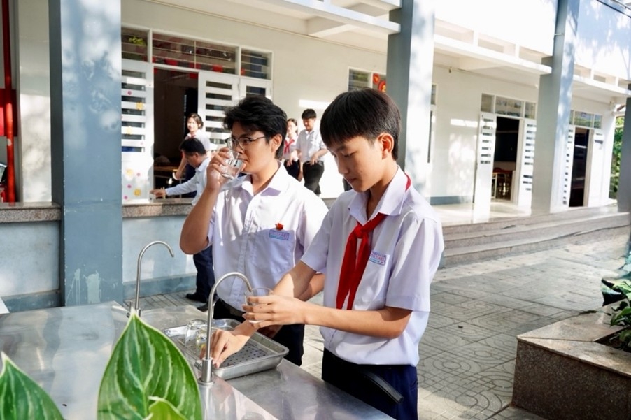 cong ty eps ban giao cong trinh thanh nien nuoc sach cho em hinh anh 3