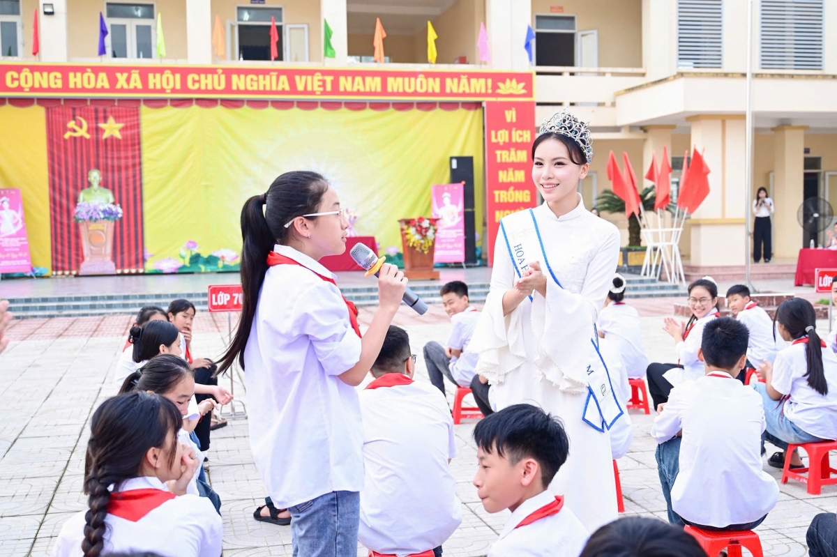 Á hậu Thu Trúc về trường cũ tri ân thầy cô trước khi sang Ai Cập thi quốc tế