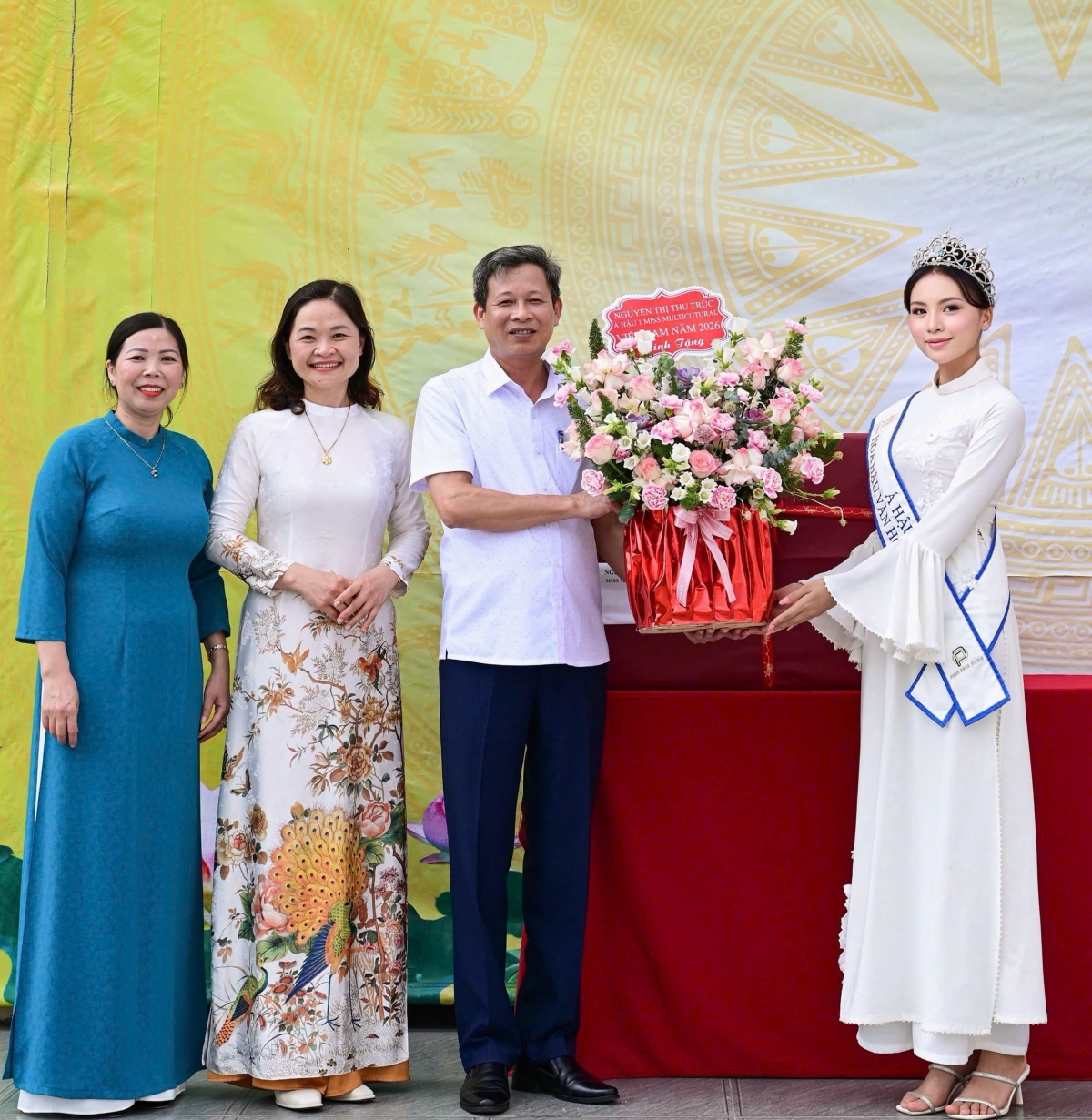 A hau thu truc ve truong cu tri an thay co truoc khi sang ai cap thi quoc te hinh anh 2