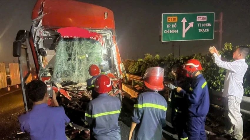 21 rescued after coach rear-ends truck on expressway in dong nai, driver dies picture 1