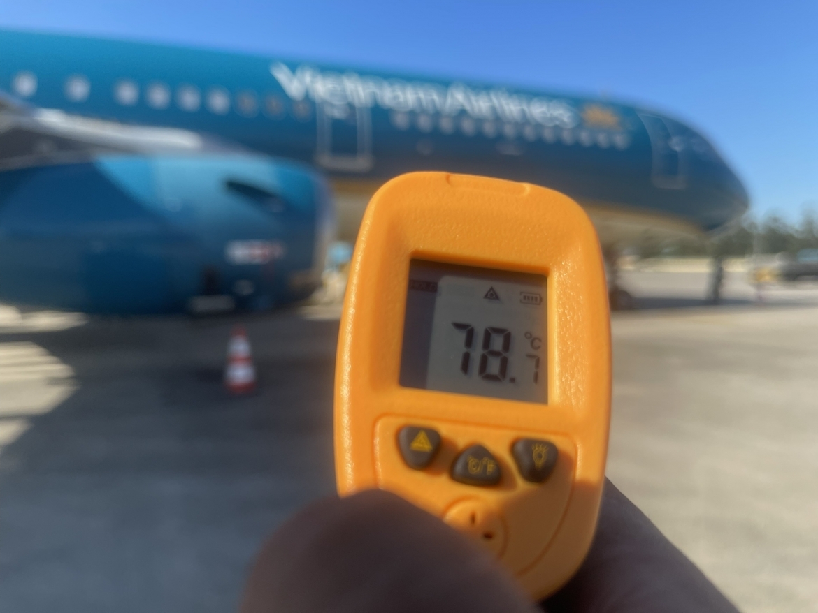 airport ground staff work in heat up to 80 degrees celsius picture 10