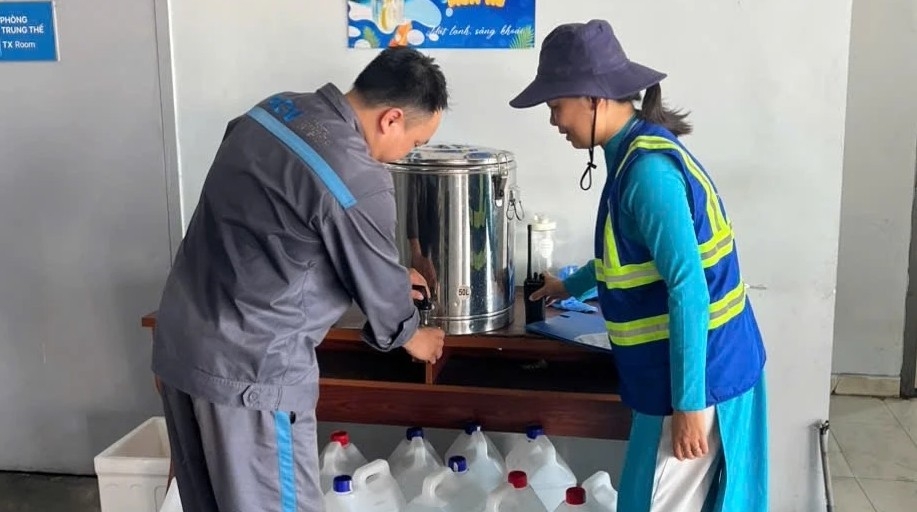 airport ground staff work in heat up to 80 degrees celsius picture 11