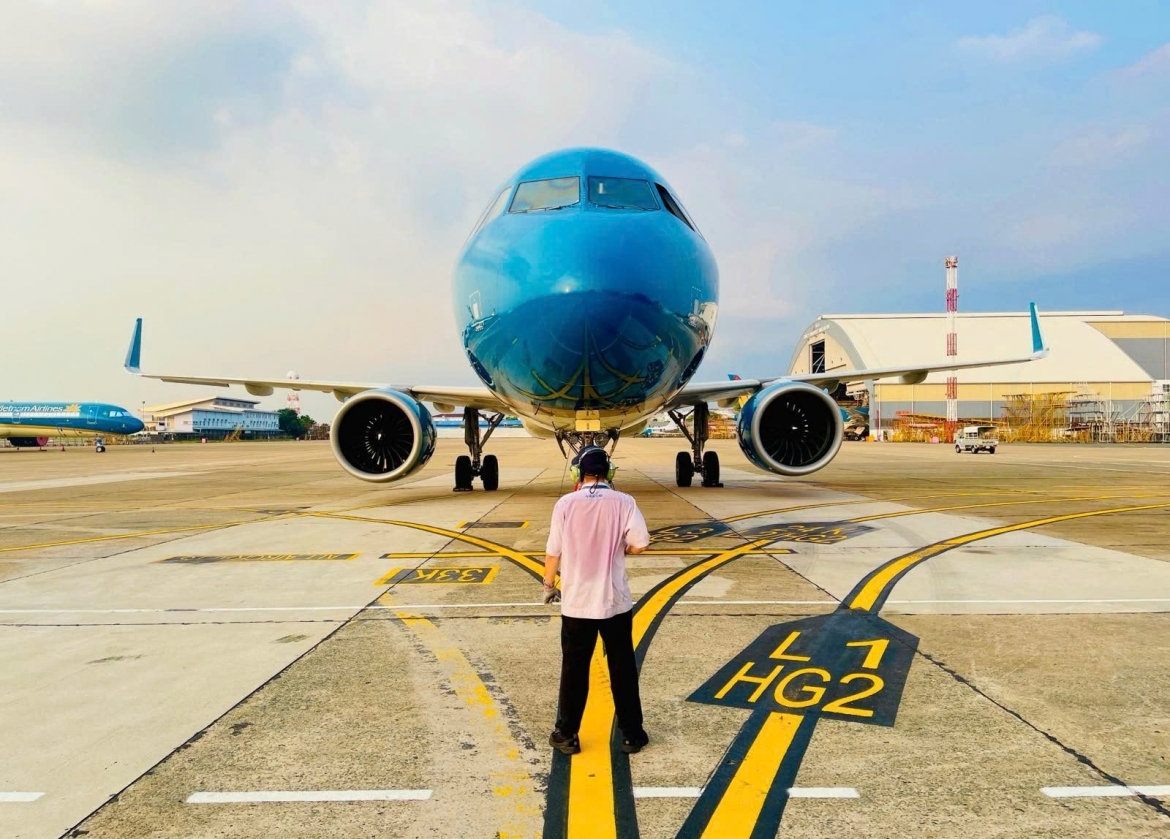 airport ground staff work in heat up to 80 degrees celsius picture 12