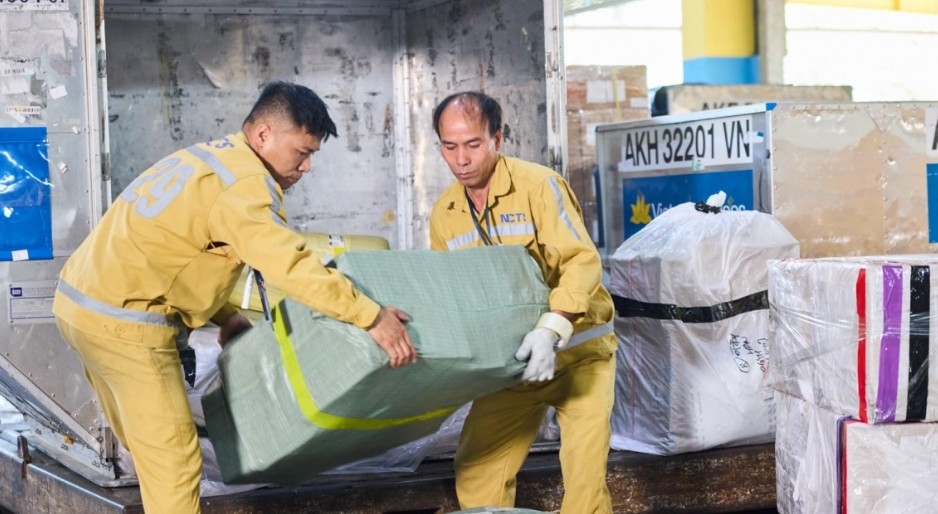 airport ground staff work in heat up to 80 degrees celsius picture 13