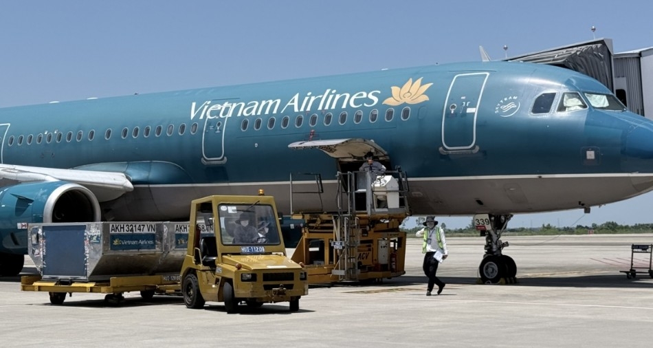 airport ground staff work in heat up to 80 degrees celsius picture 14