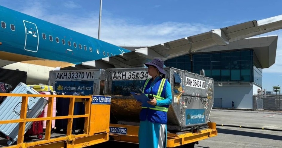 airport ground staff work in heat up to 80 degrees celsius picture 4