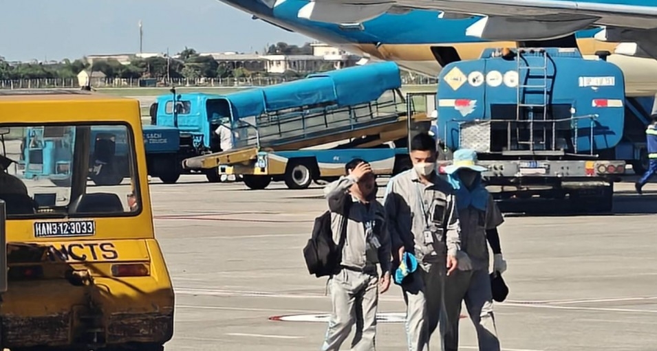 airport ground staff work in heat up to 80 degrees celsius picture 7