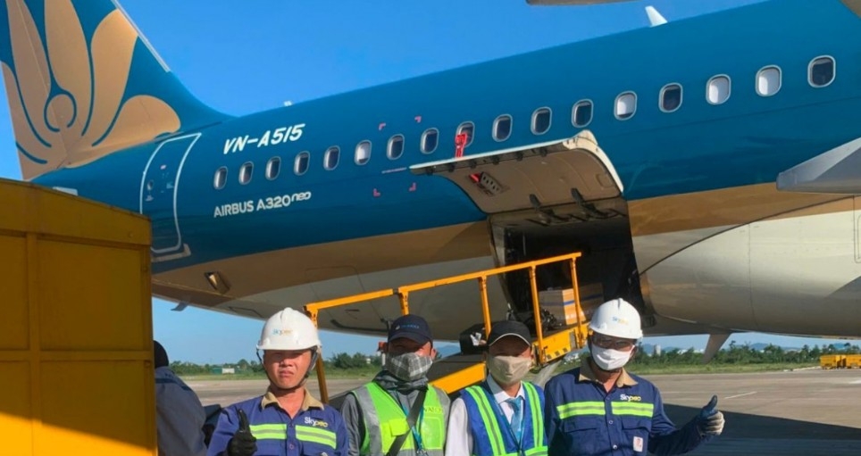 airport ground staff work in heat up to 80 degrees celsius picture 8