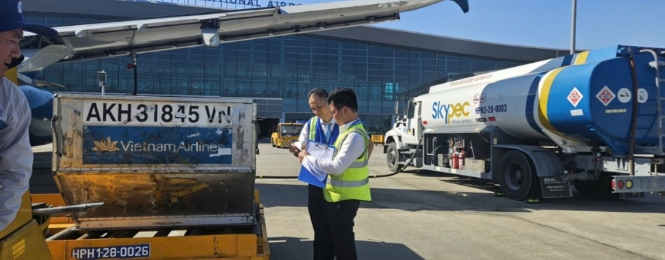 airport ground staff work in heat up to 80 degrees celsius picture 9