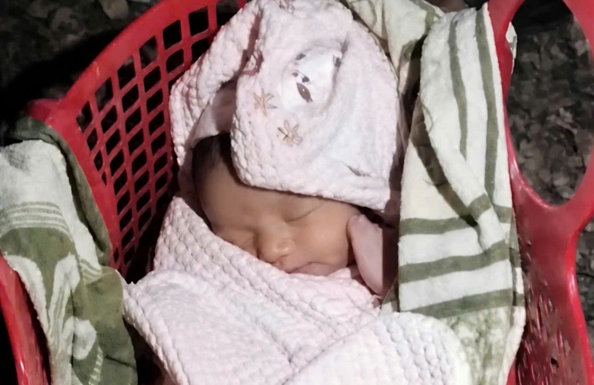 Bé gái 4 ngày tuổi bị bỏ rơi trong đêm ở Ninh Bình đã được chăm sóc y tế