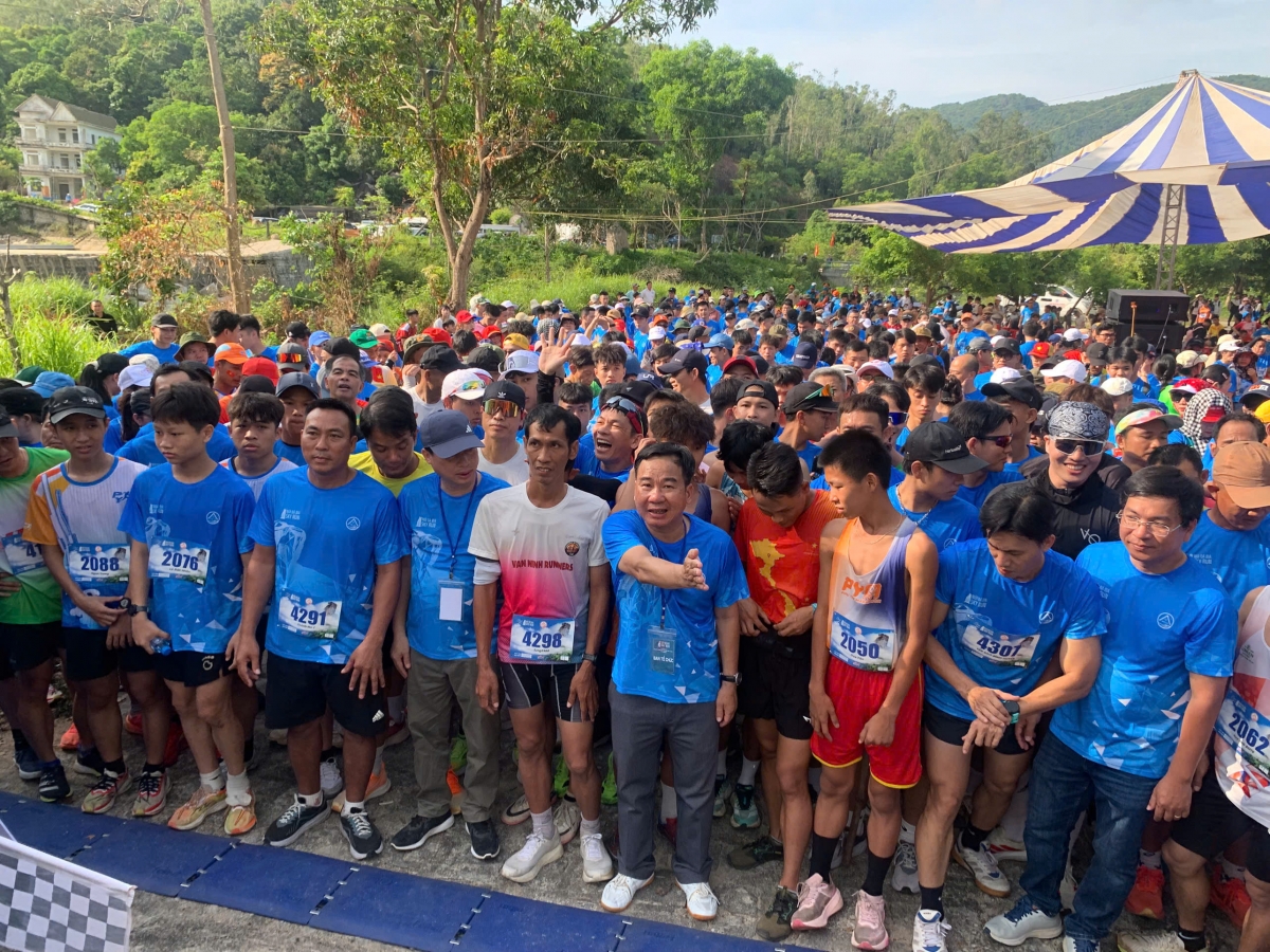 hon 1.000 nguoi tham gia giai chay chinh phuc nui Da bia sky run 2026 hinh anh 1