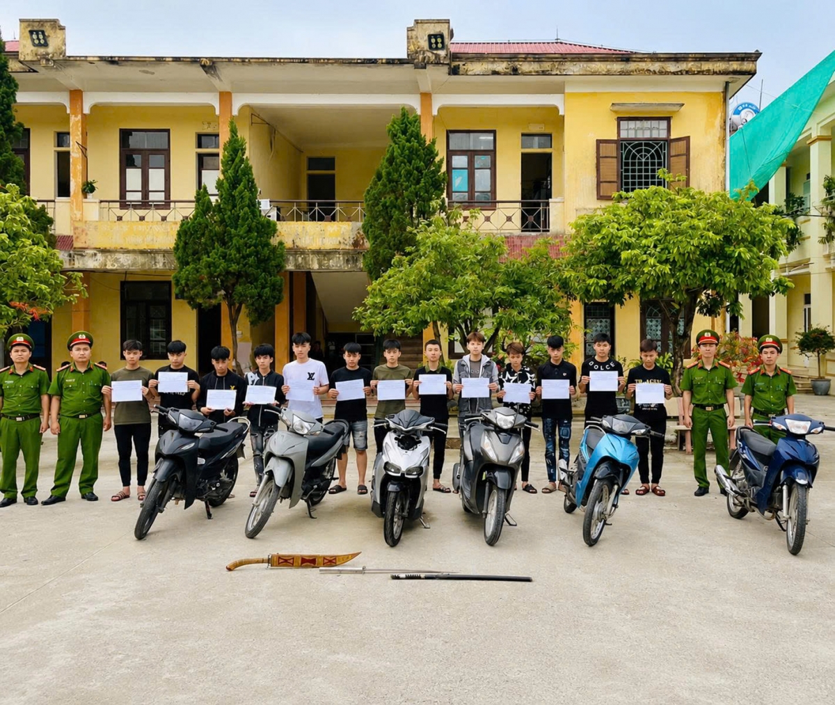 khoi to nhom thanh thieu nien mang hung khi nguy hiem, lang lach de ra oai hinh anh 1
