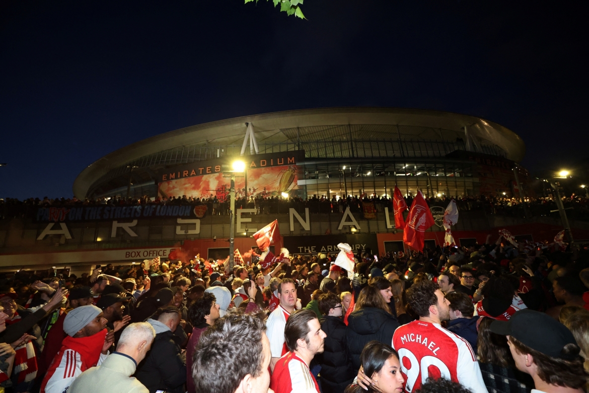 cau thu va cDv arsenal mo hoi an mung chuc vo dich ngoai hang anh hinh anh 4