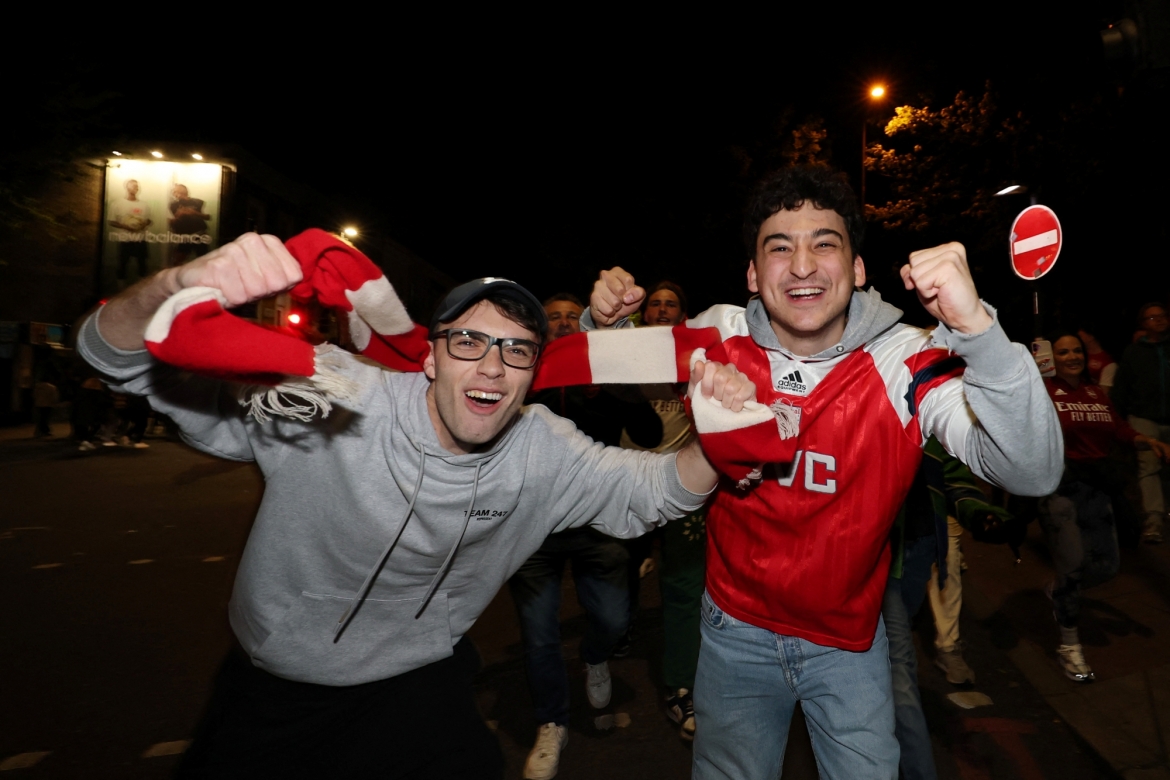 cau thu va cDv arsenal mo hoi an mung chuc vo dich ngoai hang anh hinh anh 10